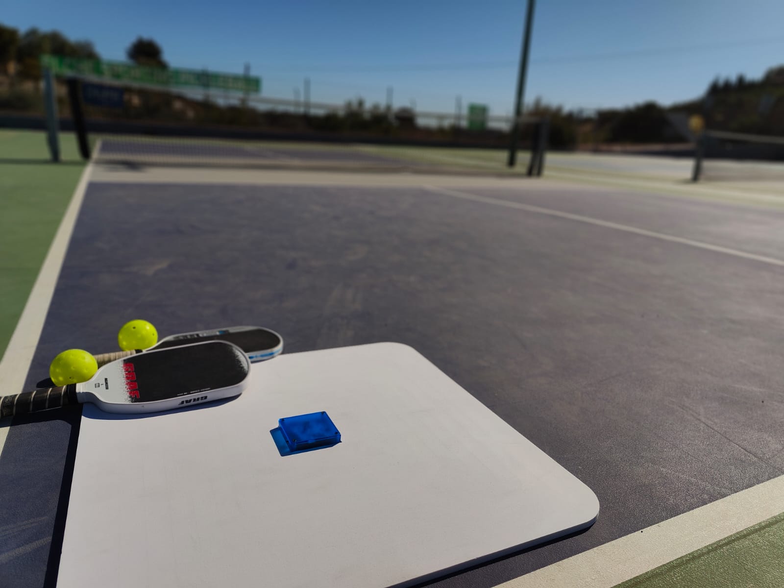 Plaqueta LETSENS en pista de pickleball